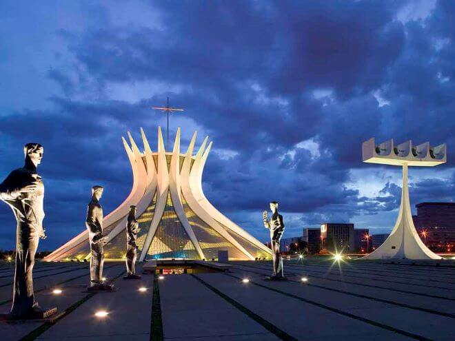 Catedral Metropolitana Nossa Senhora Aparecida à noite. Uma das obras de Niemeyer em Brasília