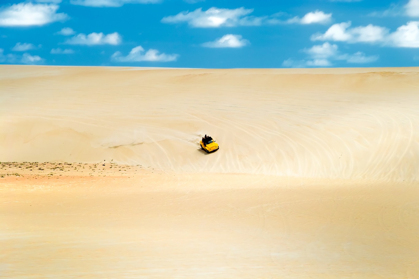 Buggy de praia com seus passageiros turísticos corre pelas dunas de Genipabu, perto de Natal, nordeste do Brasil