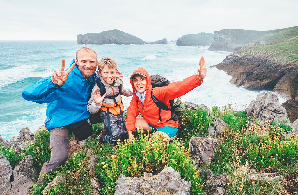 Família feliz explorando a natureza juntos durante uma trilha
