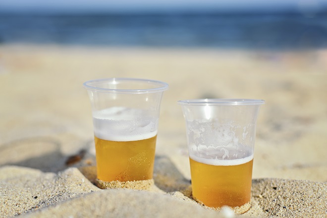 Melhores quiosques no Rio de Janeiro: Segurando um copo de cerveja na praia