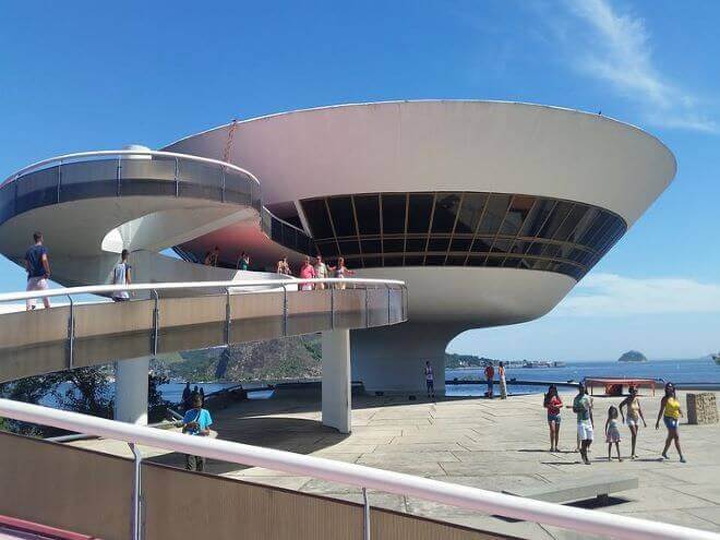 Museu de Arte Contemporânea (MAC)  é uma das obras de Niemeyer em Niterói  RJ