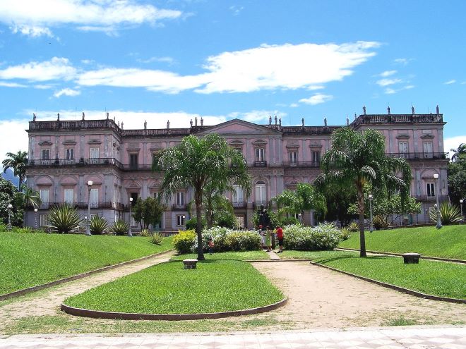 Museu Nacional com pessoas em frente na Quinta da Boa Vista