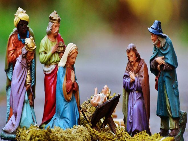 Presépio com Maria. José, o menino Jesus e os 3 Reis Magos na Manjedoura representando o Natal: uma das festividades religiosas mais conhecidas do mundo