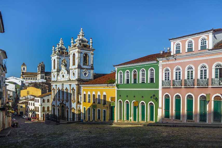Vista de construções coloridas do Pelourinho, em Salvador