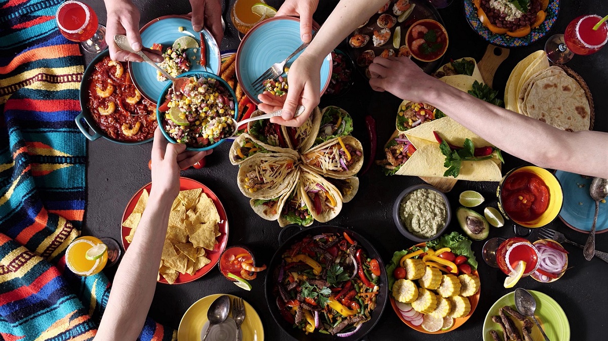 Uma autêntica família mexicana celebra o Cinco de Mayo junta em uma mesa festiva. Comida mexicana