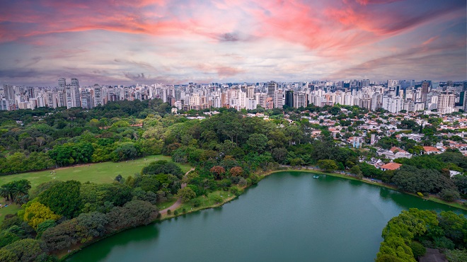 Vista aérea do Parque Ibirapuera em São Paulo, SP Prédios residenciais ao redor