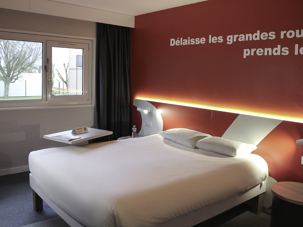With all-inclusive rates (room, breakfast and WIFI) and renovated rooms, the ibis Styles Beauvais hotel offers a restaurant, bar and 4 modular meeting rooms with natural light. Ideal for your business or leisure stays, it is located just 2.5 miles (4 km) from the city center, 4.4 miles (7 km) from Paris Beauvais Airport and 5 minutes from the A16 highway. Enjoy the terrace in summer and relax by the fire in winter.