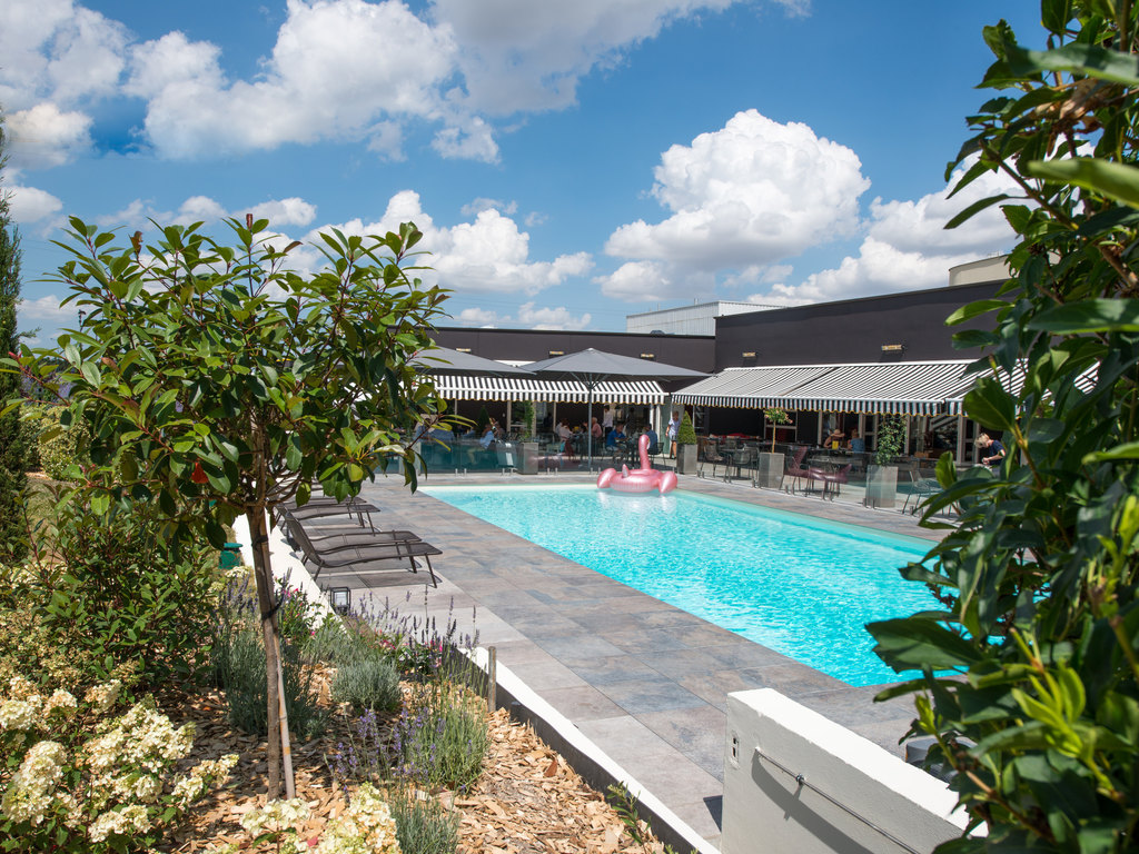 With easy access via the A4 and A26 highways, the 4-star Novotel Reims Tinqueux hotel has a free private car park. Enjoy a day in the sun by the outdoor swimming pool (closed on September 3) or on the terrace and let the kids have fun in the play area. Our hotel is ideal both for family meals and business events. Close to the Champagne Ardenne TGV and central Gare de Reims train stations, we are also in an ideal location for visiting the vineyards in the Champagne region and UNESCO World Heritage Sites.