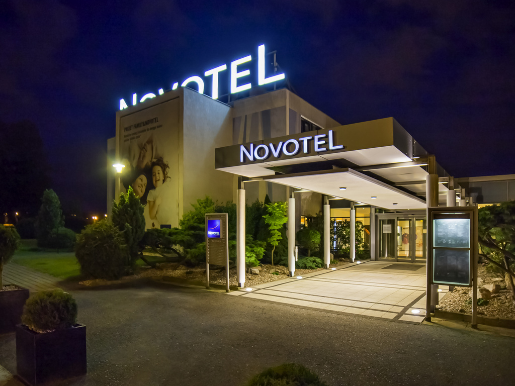 The 3-star Novotel Poznan Malta is perfectly located near the Aquapark Termy Maltanskie, 4 km from the Poznan Fair and about 2.5 km from the Old Town. This distance can be overcome by tram in 5 min. After a business meeting, you can rent a bike and go for a ride around Malta Lake. The terrace, an outdoor swimming pool and free fitness studio will add variety to your free time. Parents will appreciate the special place for kids. We offer spacious rooms with free WiFi, TV sat and tea/coffee set.