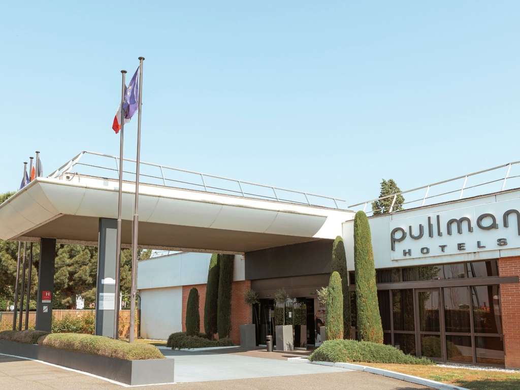 Despite its proximity to Toulouse-Blagnac airport, the Pullman Toulouse Airport hotel is surprisingly quiet. It offers the perfect balance between efficiency and personal well-being. This 4-star hotel has 102 rooms, an inviting restaurant-lounge bar with terrace, heated indoor pool, fitness center with sauna, 5 fully equipped meeting rooms that can accommodate up to 180 people, and free WIFI. Free car park and shuttles. You can be in Place du Capitole in 20 minutes by tram.