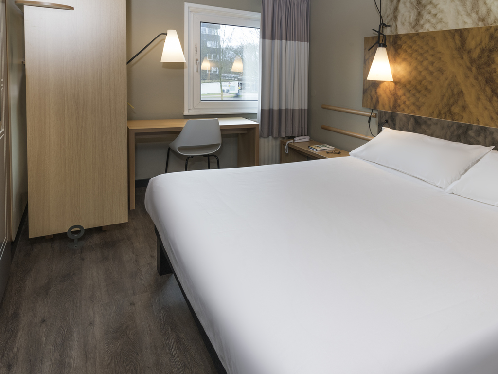 Put your suitcases down and relax at ibis Tilburg. The hotel is easily accessible by car or public transport due to its location next to the A58 motorway near the city centre. Free parking is available next to the hotel. In the morning, enjoy the extensive breakfast buffet served from 6.30 to 10.00 am. If you fancy a day out, visit one of the nearby amusement parks: de Efteling and Beekse Bergen.