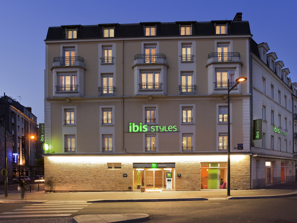 The ibis Styles Rennes Centre Gare-Nord hotel is ideally located in the city center opposite the SNCF train station, the metro station and the bus station. Enjoy the design and comfort of the hotel, a friendly welcome, the air-conditioned rooms with hydro massage jet showers, and the "all inclusive" offer with breakfast and WIFI. A paying private outdoor car park that adjoins the hotel is available at 33 rue Louis Barthou.