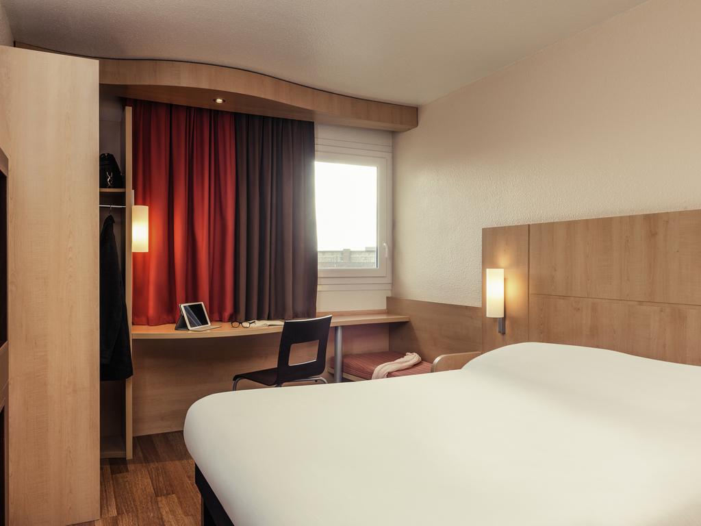 The ibis Epinay-sur-Seine hotel is located 328 yards (300 m) from an RER line C station in northwestern Paris just 5 minutes from Parc des Barbanniers, the Chanteraines business zone and the port of Gennevilliers. It is near the Enghien Casino and the Sta de de France, which is served by the T8 tram. The hotel boasts 87 air-conditioned and non-smoking rooms, including 2 for people with reduced mobility. It offers a meeting room, brasserie, free underground and outdoor parking, bar and free WIFI.