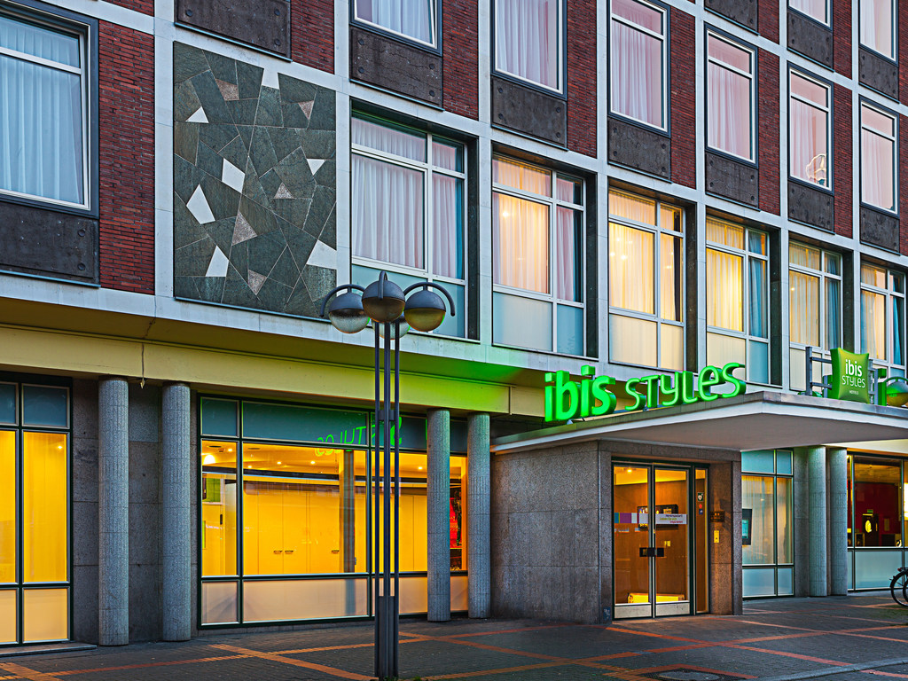 Breakfast and WIFI are free at the ibis Styles Bochum Hauptbahnhof hotel and at all ibis Styles hotels. In the heart of the Ruhr valley and the heart of the city: The hotel is located next to the main train station, which is also a U-Bahn and S-Bahn station. The location is perfect for both business travelers and tourists with easy access to all destinations in the city and all cities within the region. For a fee, you can park your car in the hotel car park. Our hotel has 82 rooms designed for comfort.