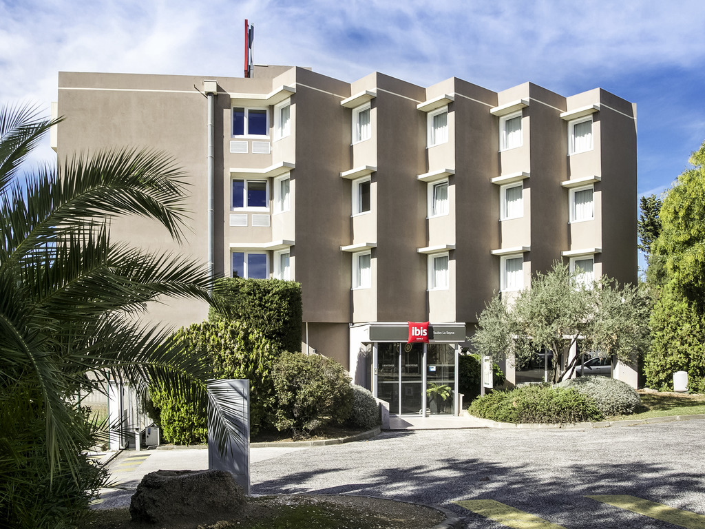 The ibis Toulon La Seyne hotel, fully renovated in 2015, is located 3.7 miles (6 km) from Toulon and the quay for Corsica. Close to the A50 highway, the hotel has 63 air-conditioned rooms equipped with the new Sweet Bed by ibis bedding for the ultimate in comfort, as well as free WIFI. The hotel has the following communal areas: the 24-hour bar with a snack menu, 2 meeting rooms able to accommodate up to 40 people, and a Web Corner. The outdoor car park is free and enclosed.