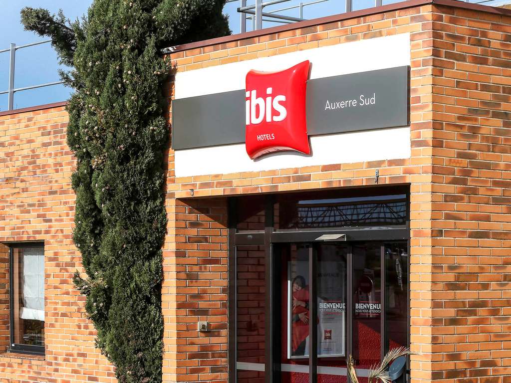 The ibis Auxerre Sud hotel is located at the Venoy Soleil Levant rest area. From Paris, take exit 20 for Tonnerre, take the first left after the toll booths, then follow signs for the hotel. From Lyon, there is direct access from the Soleil Levant rest ar ea.