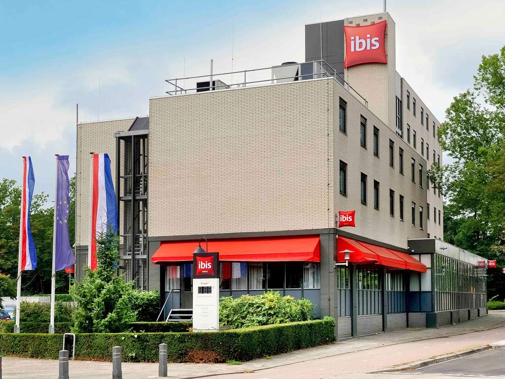 Located on the edge of the old town, ibis Utrecht is the perfect place to discover Utrecht. Our hotel is easy to reach from both the A2 and A12 highways, and has plenty of free parking for hotel guests. The Jaarbeurs can easily be reached on foot or by bicycle. For business travellers, the hotel has 3 meeting rooms, a restaurant, free WiFi throughout the hotel and free parking. Whether you're traveling for business or leisure, you're more than welcome here.