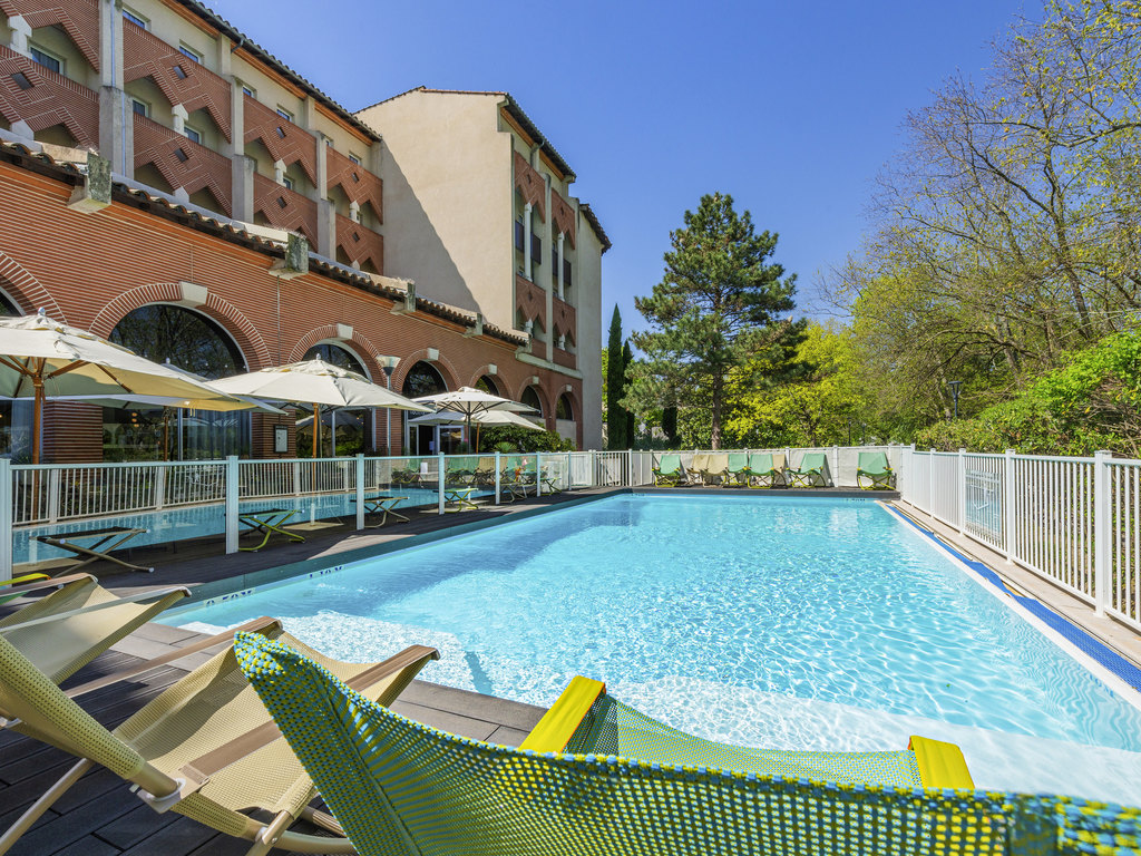 Stay at the Novotel Toulouse Centre Compans Caffarelli hotel and discover the south west of France. In the heart of the "pink city," this contemporary hotel is ideal for both family breaks and business travel. Enjoy the south-western sunshine in our spaci ous rooms, some with balcony, on our terrace or beside the outdoor swimming pool overlooking the park. Awaken your tastebuds at the GourmetBar and discover the cuisine of the south west, its flavors and colorful dishes.
