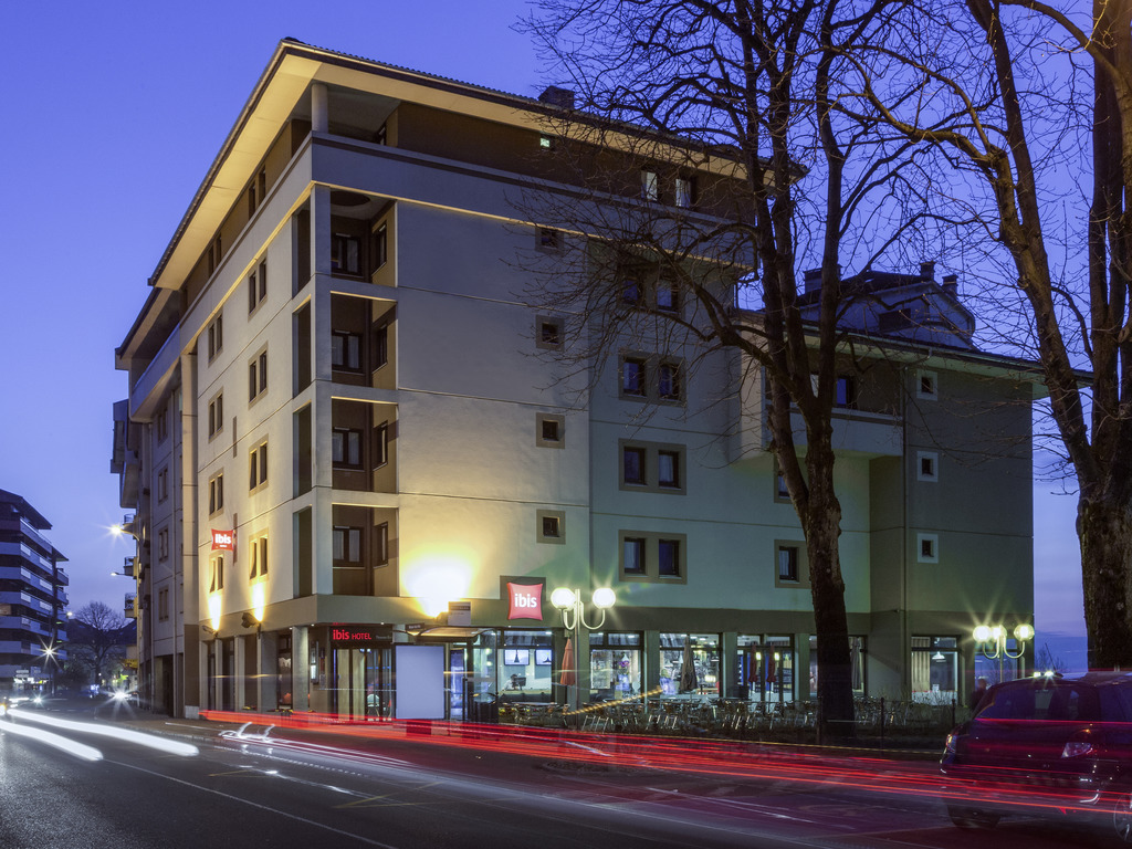 The ibis Thonon hotel, which was renovated in 2015, is right at the heart of a hub for tourism, culture and sports. Close to Lake Geneva, it is in the center of Thonon, 10 minutes from Thermes and 5 miles (8 km) from Evian. The hotel has 67 air-conditione d rooms including 3 for guests with reduced mobility. WIFI is available, as well as a restaurant (closed at weekends), a terrace overlooking the lake, a 24-hour bar and a public paying car park nearby. Pets are welcome.