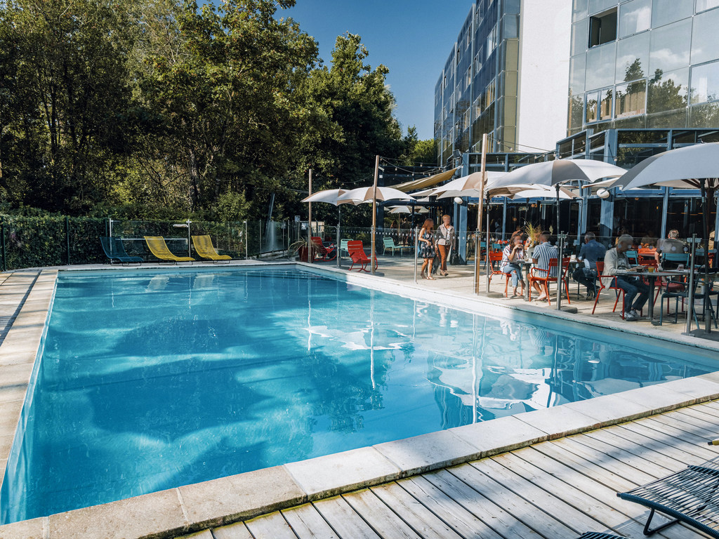 Just a 10-minute walk from the beach and the Old Port of La Rochelle, our 4-star hotel boasts a privileged location from which to explore the city. Our rooms, renovated in January 2018, are the perfect base for your vacation or business trip. In the heart of Charruyer Park, the renovated Novotel La Rochelle Centre hotel boasts a seasonal heated swimming pool, a bistro restaurant and 2906 sq. ft. (270 m2) of meeting areas for your seminars or receptions.