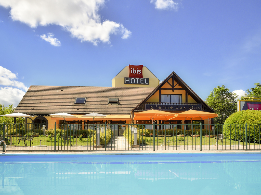 With 103 air-conditioned rooms, the ibis Beaune La Ferme Aux Vins hotel is located opposite the Congress Center, 875 yards (800 m) from the city center and exit 24.1 of the A6 highway. Guests can take advantage of a free private car park, 24-hour bar with terrace, swimming pool and a traditional restaurant, La Ferme aux Vins. Perfect for seminars, the hotel has 3 meeting rooms suitable for conferences of up to 200 people. Free WIFI is available.