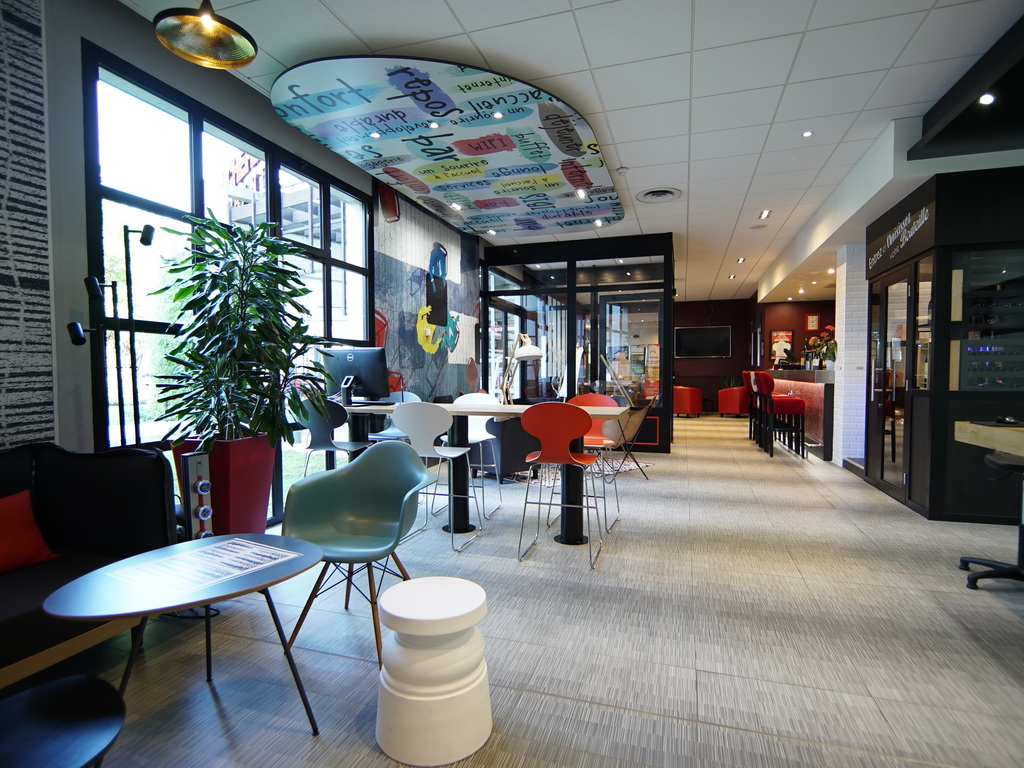 An event at the exhibition center? A stop off on the way to Roissy airport? Look no further than the ibis Villepinte Parc des Expositions! The attentive team will ensure you enjoy a pleasant, restful stay. You can enjoy its recently renovated rooms and fr ee WIFI connection. And that's not all... At the ibis Villepinte hotel, you can also enjoy a delicious meal on a beautiful terrace. The flavors on offer at the "La Boucherie" restaurant will delight your taste buds. See you soon!
