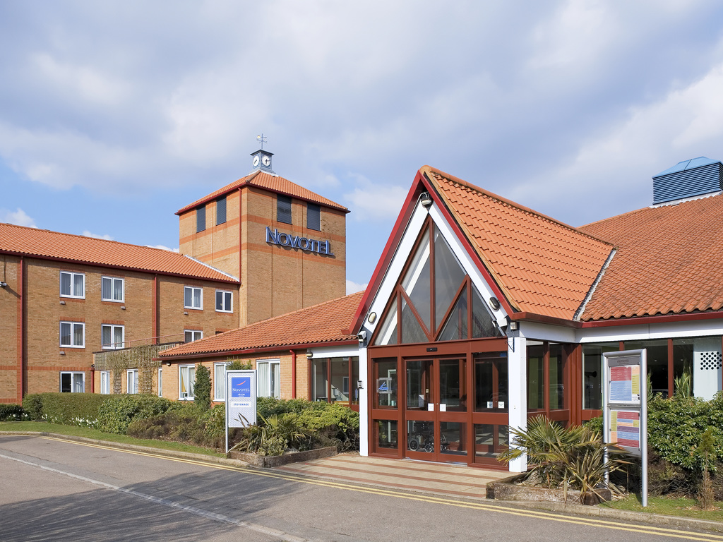 Novotel Stevenage is located off Junction 7 of the A1(M) in the grounds of Knebworth House. The hotel was completely refurbished in 2016 to AA 4 star standard and with free parking, high speed Wi-Fi and air conditioning throughout it is the perfect location for both leisure and business guests. The meeting and events space can accommodate up to 120 people and is an ideal setting for any occasion. Nearby tourist attractions include Hatfield House, Warner Bros. Studio Tour & Paradise Wildlife Park.