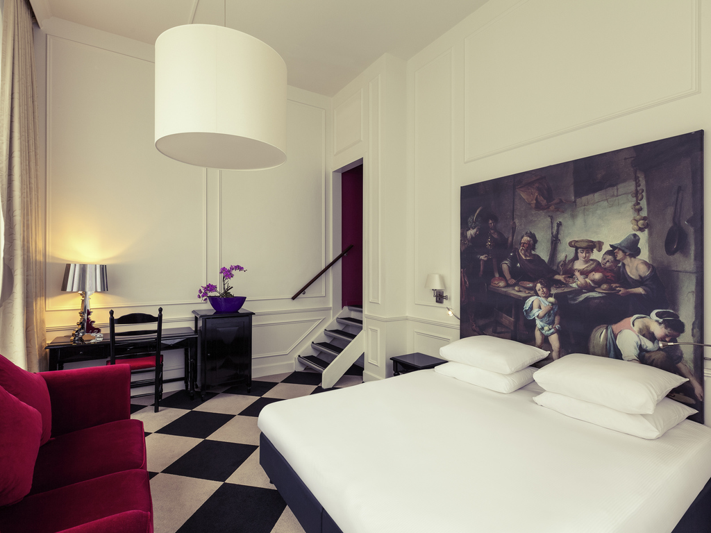 Located within the Amsterdam Canal district, the hotel is the perfect place to enjoy Amsterdam's historic city centre. The hotel is at walking distance of Amsterdam's most iconic museums, such as the Rijksmuseum, Van Gogh Museum and Anne Frank House. With the Metro 52 around the corner (Stop Vijzelgracht) we have a direct connection to Amsterdam Central, Dam square and the RAI conference centre. We are here to make your stay enjoyable, whether for business or pleasure! And we hope to see you soon.