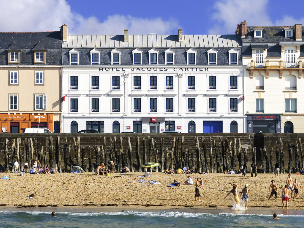 The ibis Saint-Malo Plage hotel is located in the heart of the city, opposite Plage du Sillon beach, a 10-min walk from the historic center and a 20-min walk from the TGV train station. The hotel has a 24-hour bar selling snacks and 60 modern, comfortable rooms with "Sweet Bed" bedding and a TV with Canal+ and free unlimited WIFI. Give in to the beauty of Brittany's emerald cost. Please note, the lobby will be undergoing large-scale renovation works until April 2019. Please contact us for more details.