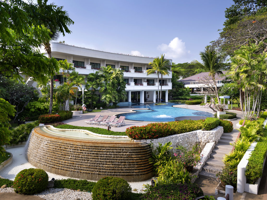 The 4-star Novotel Rayong Rim Pae Resort is located on Rim Pae beach, overlooking the Gulf of Thailand and Samet Island. The hotel's spacious rooms and tropical garden setting create the perfect atmosphere for both families and couples. And with two beautiful outdoor pools, as well as a kid's pool, you will be spoilt for choice at Novotel.
