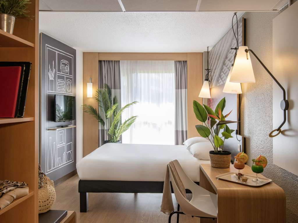 The ibis Cannes Plage La Bocca hotel offers 53 renovated, air-conditioned rooms, 24-hour bar, car park and garages with CCTV (charges apply). Free, unlimited, fiber-optic WIFI. 24-hour reception, languages spoken: French, English, Italian, Portuguese, Spanish, Romanian and Creole.