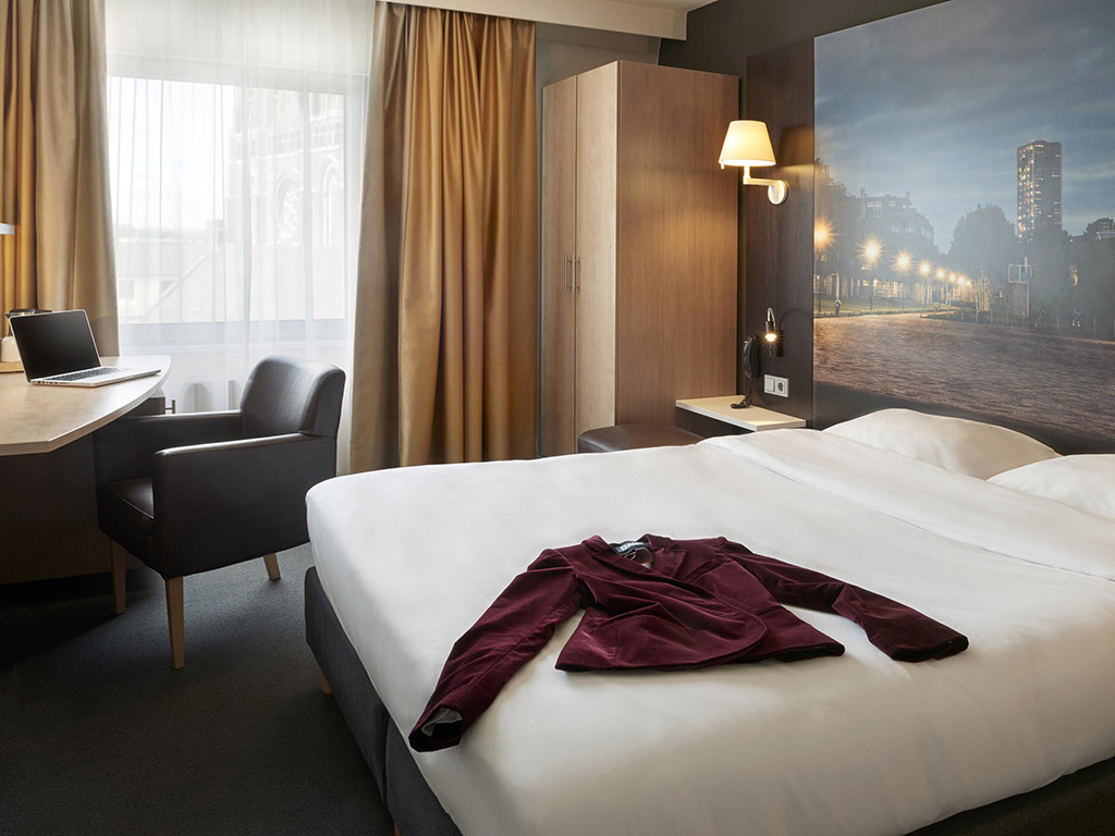 Put down your suitcase and enjoy your stay at the Mercure Hotel Tilburg Centrum. This four-star hotel is perfectly located in the city center within walking distance of Tilburg main train station and is easily accessible by car, with parking available next door at the Heuvelpoort parking garage. The CitySauna spa guarantees total relaxation and there are 4 modern meeting rooms available for your meetings. Get your day off to a great start with our extensive and delicious buffet breakfast.