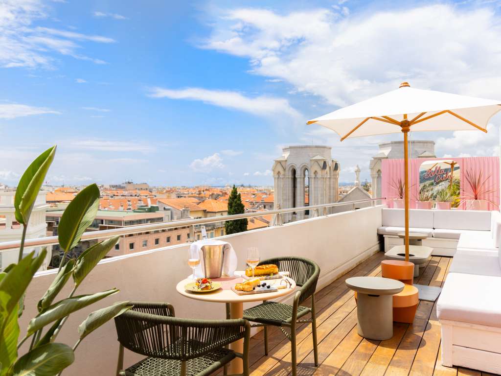 Set in downtown Nice, close to the tram and train station and a 10-min walk from the seafront, the 4-star Mercure Nice Centre Notre Dame hotel is ideal for business trips and family vacations with rooms newly renovated in 2016. Discover the hotel Rooftop with panoramic views over Nice and a swimming pool (open in season from May to September), new fitness center and whirlpool bath, new Skylounge Bar and terraces with 'pampering' corners: a new experience in the heart of Nice!