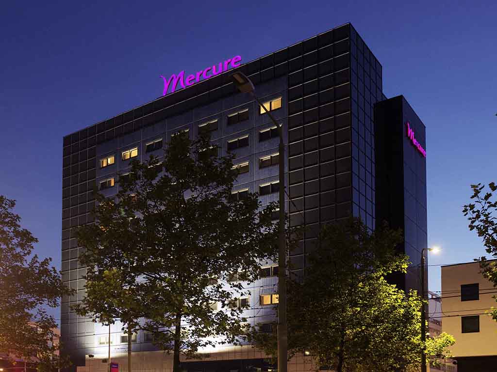 Explore the beautiful city of The Hague and relax at the comfortable space of Mercure. Mercure Hotel Den Haag Central is located in the vibrant heart of The Hague and is easily accessible by car and public transport. The hotel is within walking distance of several ministries, the bustling shopping centre, many theatres and the beach is just 15 minutes away. We have 159 stylish rooms and a cosy bar where you can grab a bite to eat. Our hotel is also the perfect place to organize your meetings.