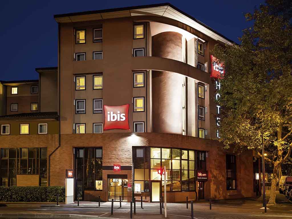 The ibis Toulouse Ponts Jumeaux hotel is located close to the Canal du Midi and the Convention Centre. Thanks to its ideal location, you can easily explore les monuments of the pink city. The hotel has 104 rooms (4 for disabled guests). It puts at your disposal Wifi access, a restaurant with traditional cuisine, a bar open 24/24 with a terrace and parking. For your seminars you can book one of our 3 meeting rooms.