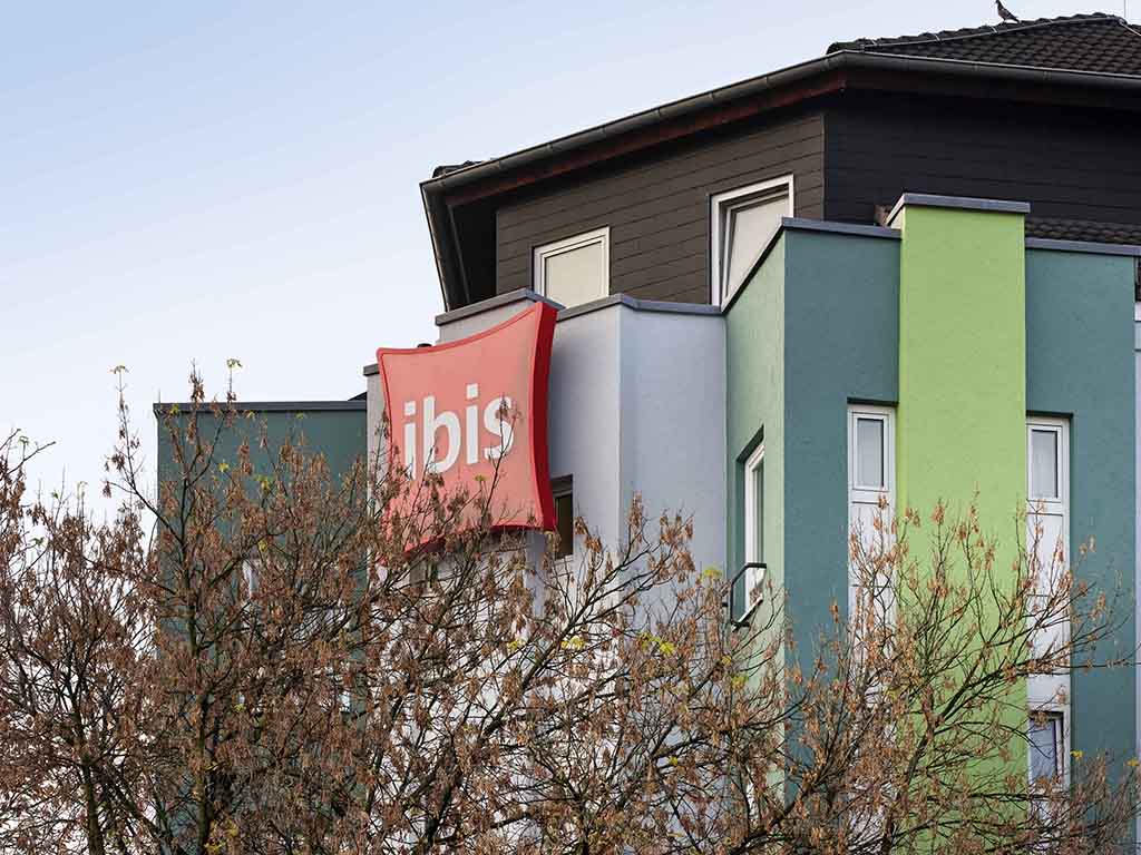 We are here for you! A warm welcome to the ibis Bonn hotel, your home in the federal city, the birthplace of Beethoven. Thanks to its central location and excellent transport links, the ibis Bonn hotel is the ideal starting point for your business appointments and exploration. The picturesque old town, the city center, various museums and leisure facilities are within easy reach. You can look forward to our Rhenish hospitality: "We are delighted to welcome you"!