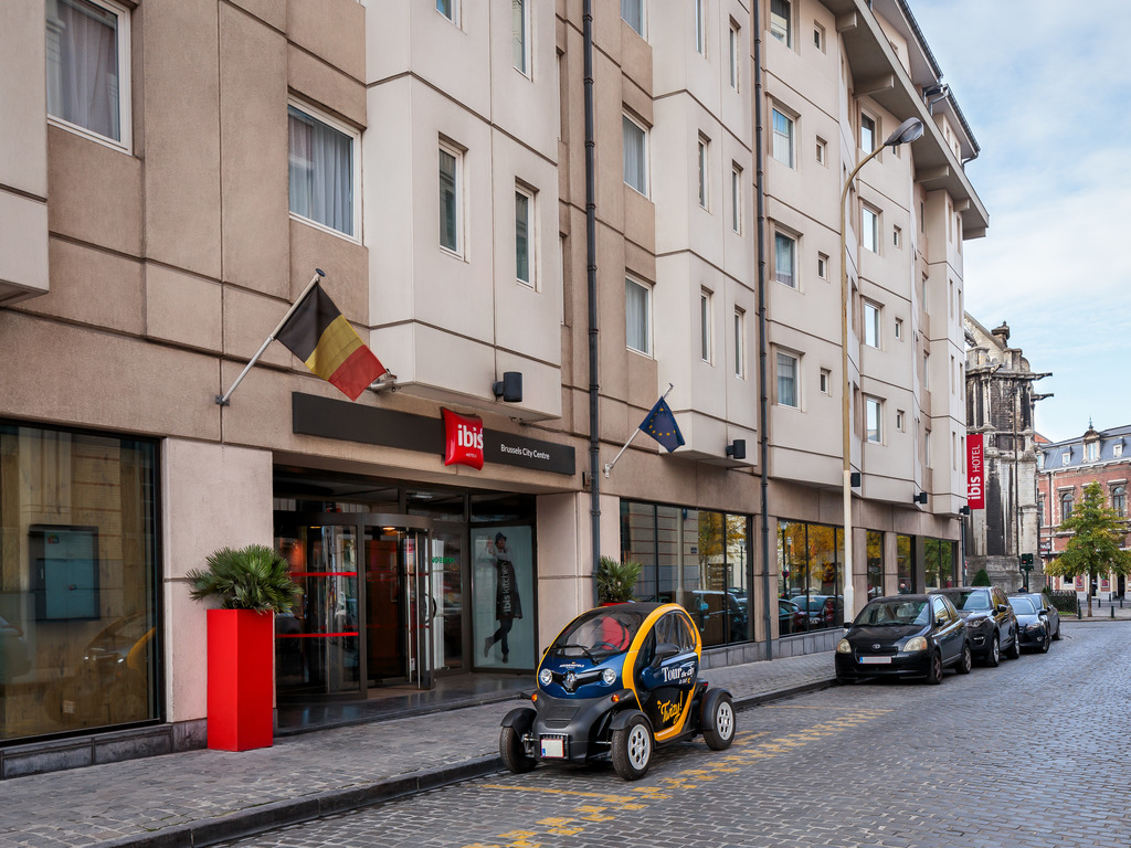 You will quickly feel at home at ibis. ibis Brussels City Centre is located in the city centre of Brussels, just around the corner from the Grand Place, the famous Manneken Pis, museums and popular shopping areas. Close to the Fish Market and its famous restaurants, this 3-star hotel is ideal for a weekend getaway with family or for business travel. From the comfort of your room, our hotel is the ideal base to discover the beautiful city of Brussels.