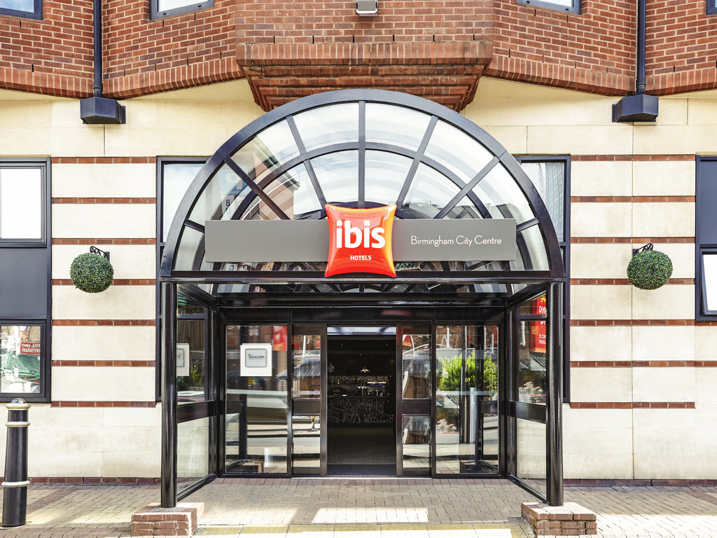The team at ibis Birmingham Centre New Street Station prides itself on always going above and beyond, from the speediest check-in systems in the city to a guaranteed warm welcome around the clock at our 24hr bar. Throw in on-site private parking plus excellent modern business facilities and it's easy to see why we remain a top pick for regular visitors to Birmingham.
