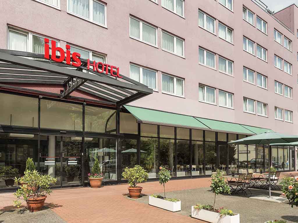 Sleep and meetings close to the airport: The ibis Berlin Airport Tegel offers good transport links to the city. The hotel is an ideal rendezvous for international meetings. As holiday-makers, you can benefit from a perfect starting point for your excursions. The center of Berlin with attractions such as the government district and museum island can be reached in around 15 minutes on the U-Bahn. All 116 rooms are equipped with free WIFI and modern equipment. Affordable car parking available.