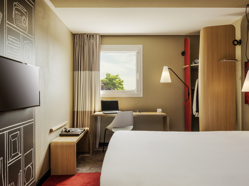 Located in the Moulin de Massy business district and the financial hub of Antonypole, the ibis Massy hotel is just 1.9 miles (3 km) from the Massy TGV train station. Accessible via the A6, A10 and N20 highways, this hotel is located just 6.2 miles (10 km) from Orly Airport and 11.8 miles (19 km) from the center of Paris. It offers 68 fully renovated and air-conditioned rooms and a 24-hour bar. The hotel operates a no-smoking policy and has high-speed fiber-optic WIFI and a free outdoor car park.