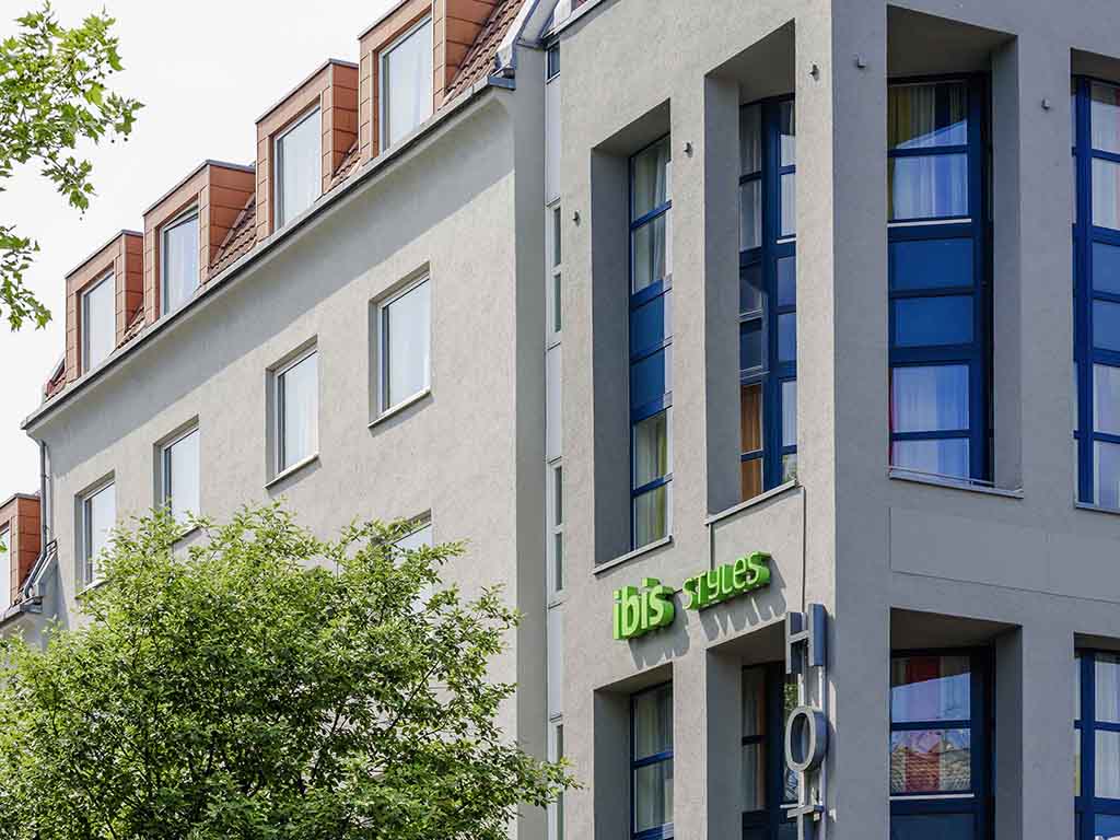 The ibis Styles Aachen City Hotel is just a short walk from the city center, where you'll not only find attractions such as Aachen Cathedral, but also lots of shopping opportunities, numerous museums and the Carolus Therme Bad Aachen wellness center. Guests can relax on the sun terrace or spend an exciting evening watching the latest Sky Sport programs in the hotel bar.