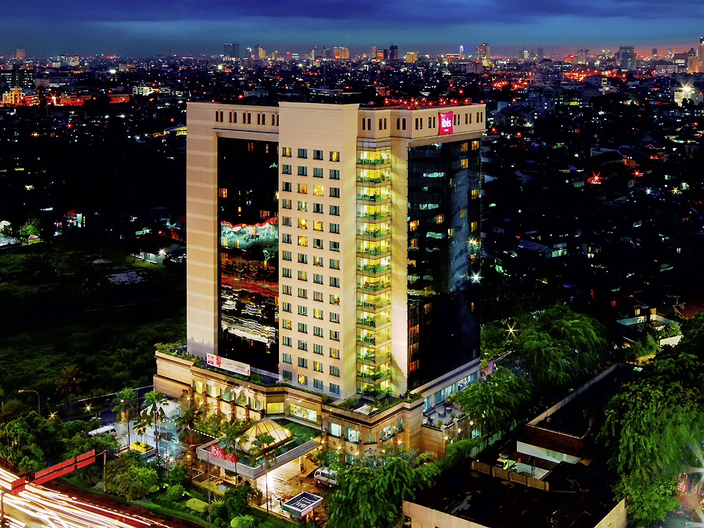 Ibis Jakarta Slipi Hotel is strategically located in West Jakarta, only 5 minutes from the central business district in the area. Close to Jakarta Convention Centre, shopping center & Senayan Sport Stadium. Easily accessible from & to the International airport. The ibis hotel offers rooms with Hi-Speed Internet WiFi access, 2 restaurants with outdoor barbeque, outdoor swimming pool & the Health Club.