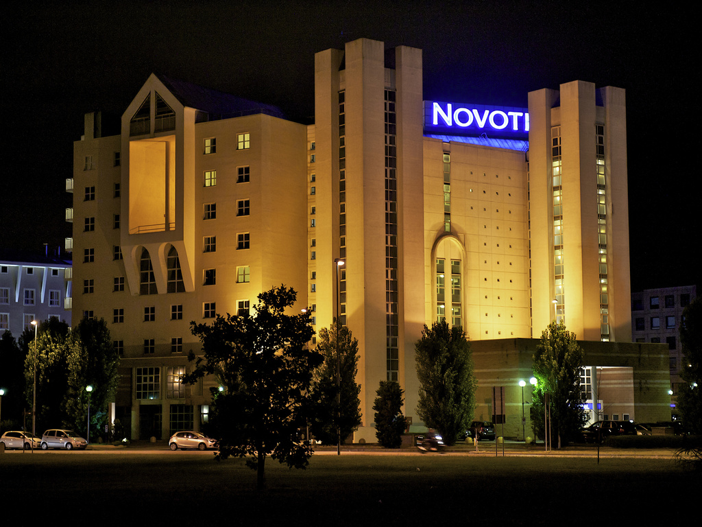 The 4-star Novotel Firenze Nord Aeroporto hotel is perfect for a family vacation or a business meeting. Located 328 yards (300 m) from the highway, it offers a free shuttle service that only takes a few minutes to reach Florence Airport, the train station and the city center. The hotel boasts 180 comfortable rooms, a restaurant where guests can enjoy local flavors, a bar, an outdoor swimming pool and a fitness center. And for professional meetings, there are state-of-the-art technology and facilities.