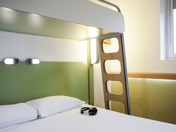 TRIPLE - kamer met groot bed met daarboven een eenpersoonsbed.