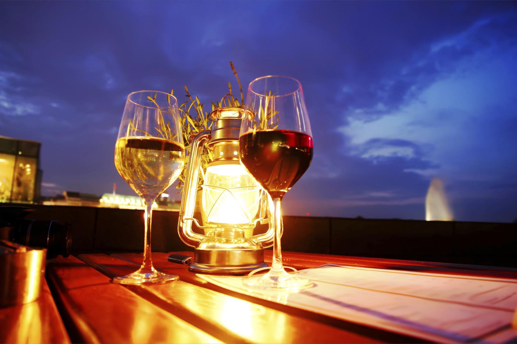 deux verres de vin Bordelais en terrasse