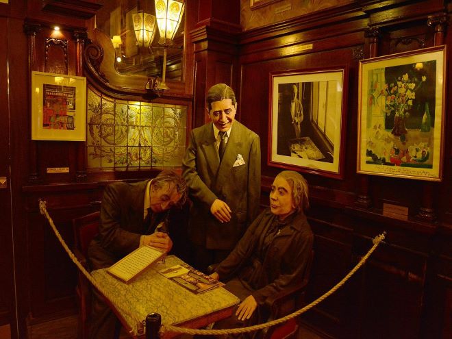 Esculturas de Carlos Gardel, Jorge Luis Borges y Alfonsina Storni en el Café Tortoni.