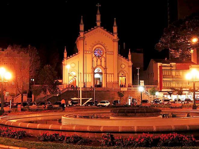 Caxias do Sul: Catedral Diocesana Santa Teresa à noite 