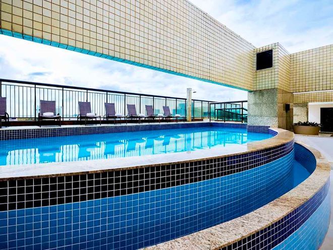 piscina do Grand Mercure Eixo Monumental faz parte da estrutura de lazer do hotel