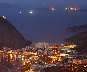 Avoir une vue panoramique de la ville illuminee                                        à Rio de Janeiro                                    