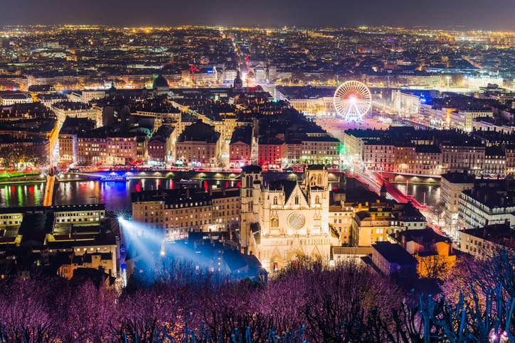 Vue aérienne de la ville de Lyon de nuit